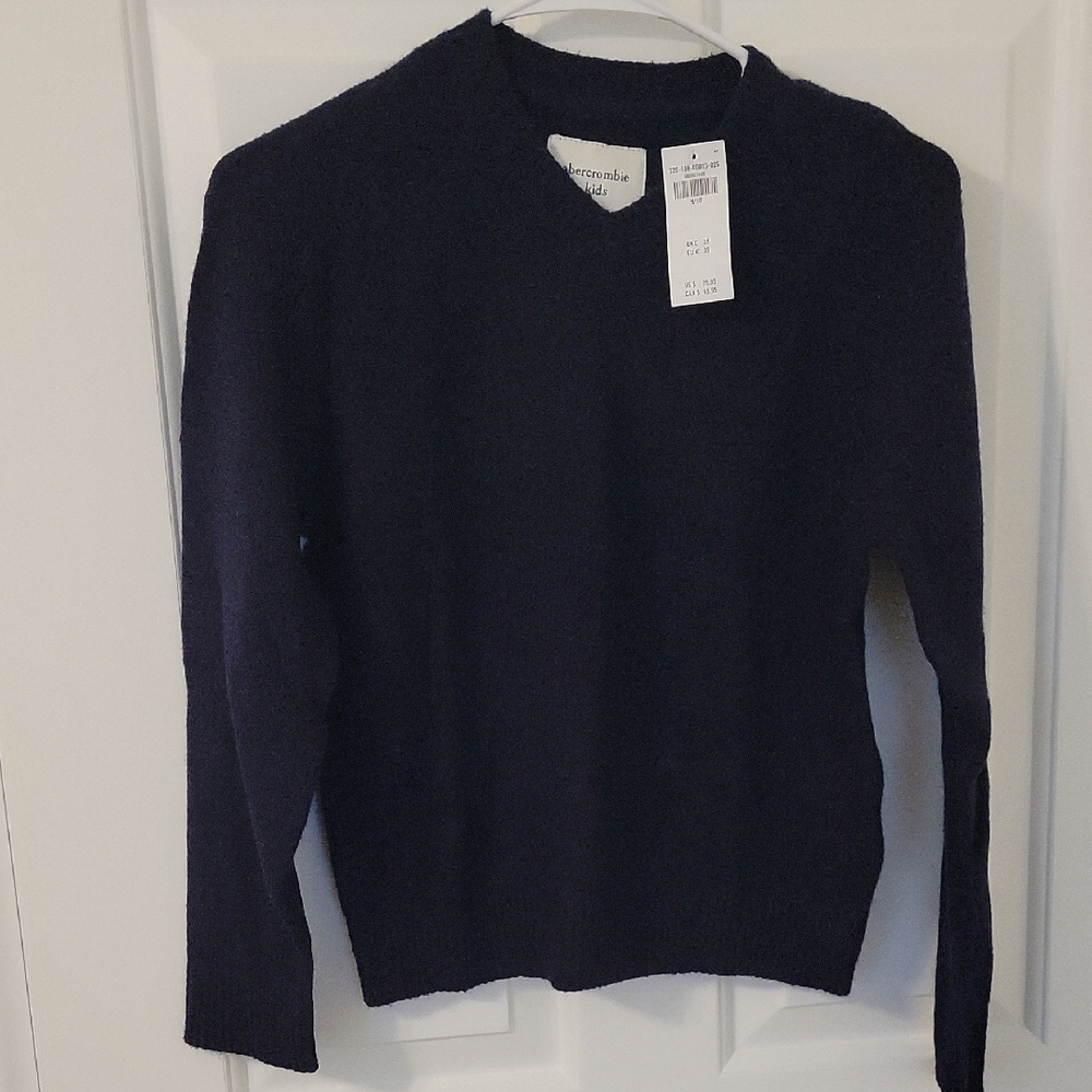 NWT  Boys abercrombie kids Navy Blue Vneck Sweater Size 9/10 Super Soft